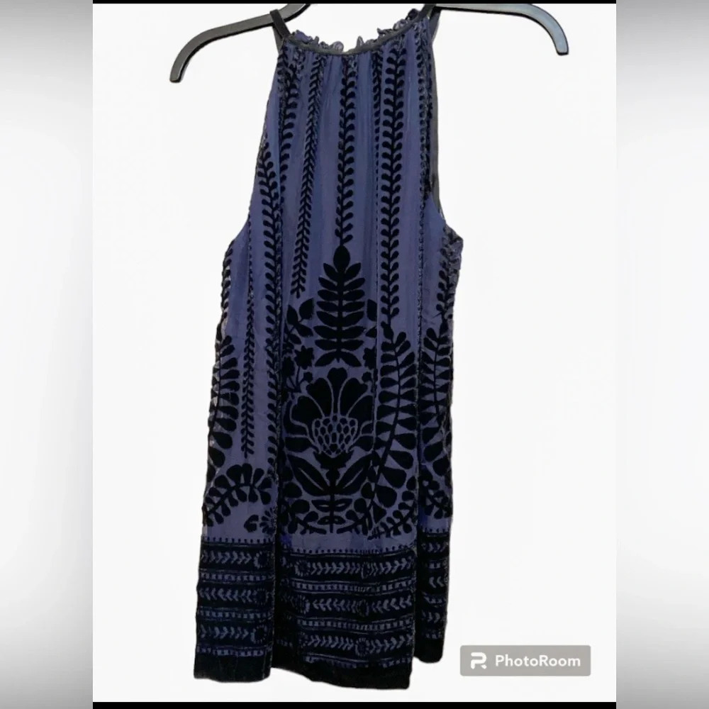 Navy blue and Black Velvet Max Studio Sleeveless Blouse.
BIN #1 - Picture 2 of 5